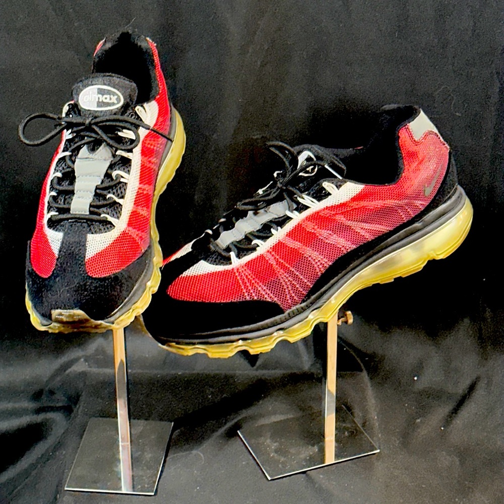 Nike Air Max 95 Dynamic Flywire. Size 11. Mens. Red,black. In good condition!!